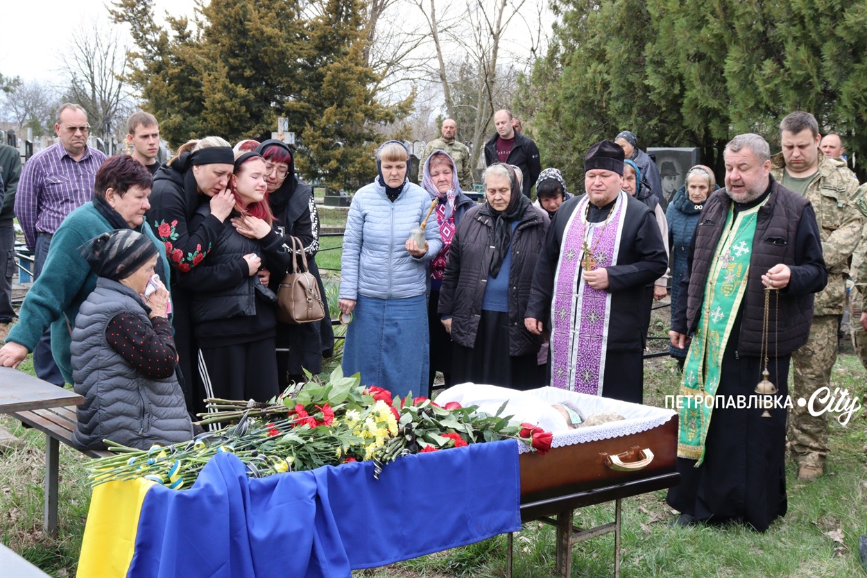 На щиті Сергій Кіяшко - Петропавлівка прощається з офіцером 24-ї бригади імені Короля Данила (ВІДЕО)