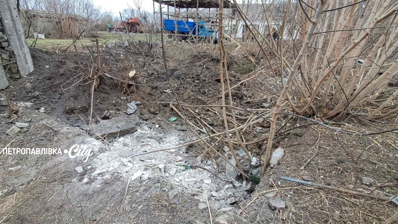 Удар по профтехучилищу та вантажівці: загинула людина під час атаки по Петропавлівській громаді
