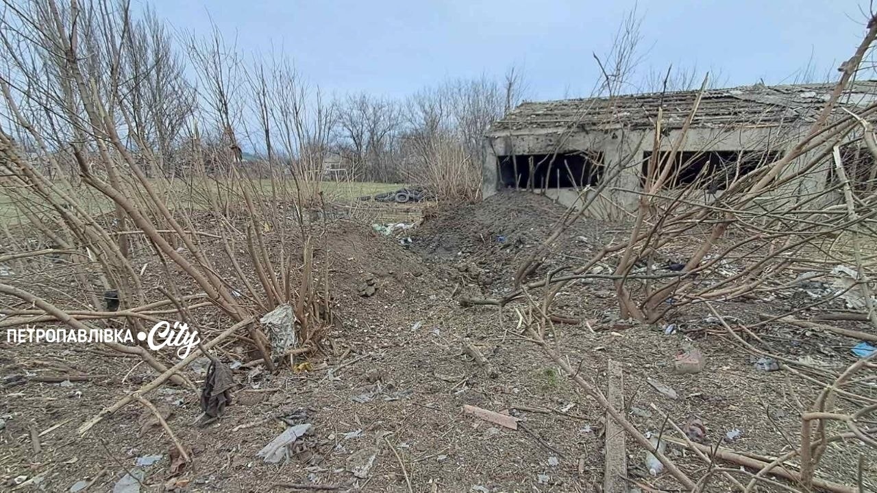Удар по профтехучилищу та вантажівці: загинула людина під час атаки по Петропавлівській громаді