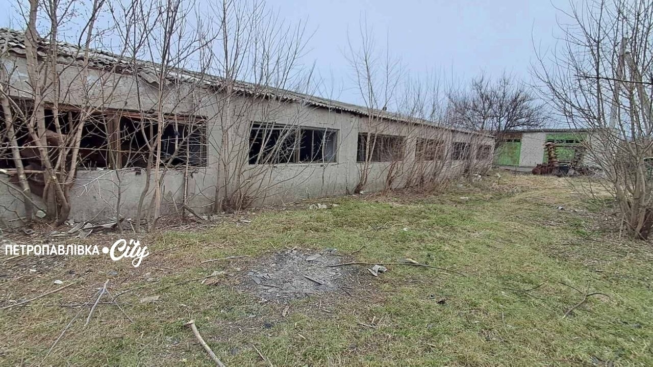 Удар по профтехучилищу та вантажівці: загинула людина під час атаки по Петропавлівській громаді