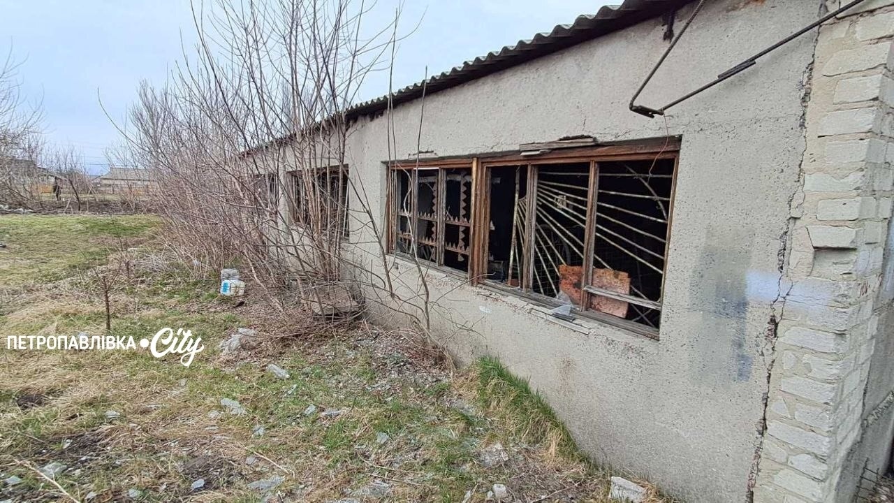Удар по профтехучилищу та вантажівці: загинула людина під час атаки по Петропавлівській громаді