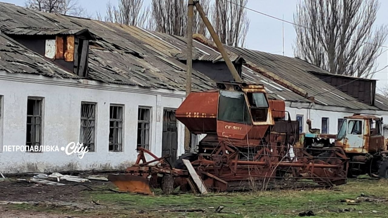 Удар по профтехучилищу та вантажівці: загинула людина під час атаки по Петропавлівській громаді