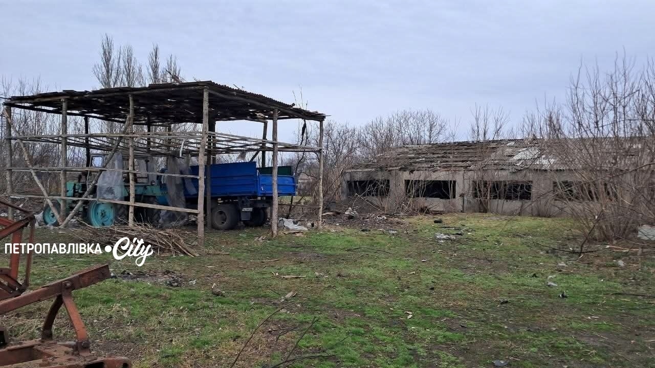 Удар по профтехучилищу та вантажівці: загинула людина під час атаки по Петропавлівській громаді