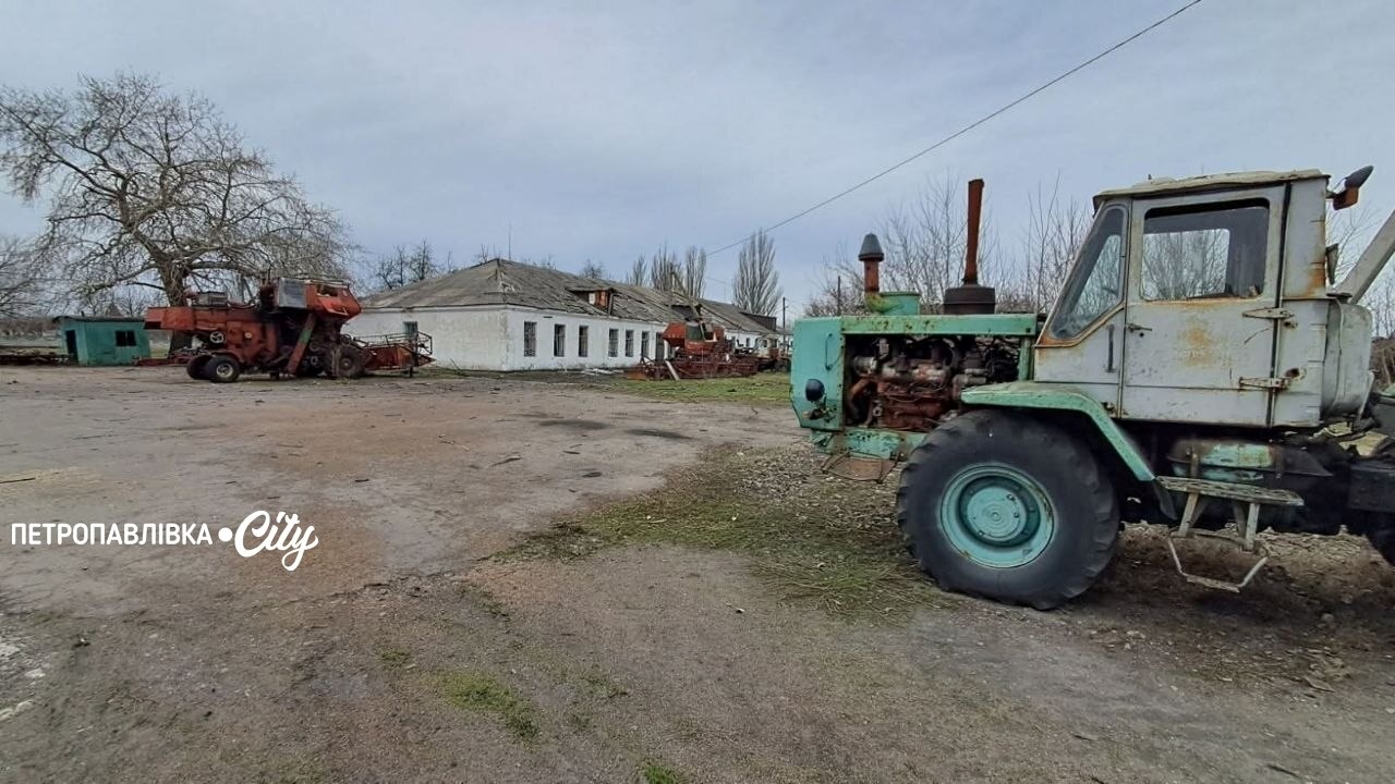 Удар по профтехучилищу та вантажівці: загинула людина під час атаки по Петропавлівській громаді