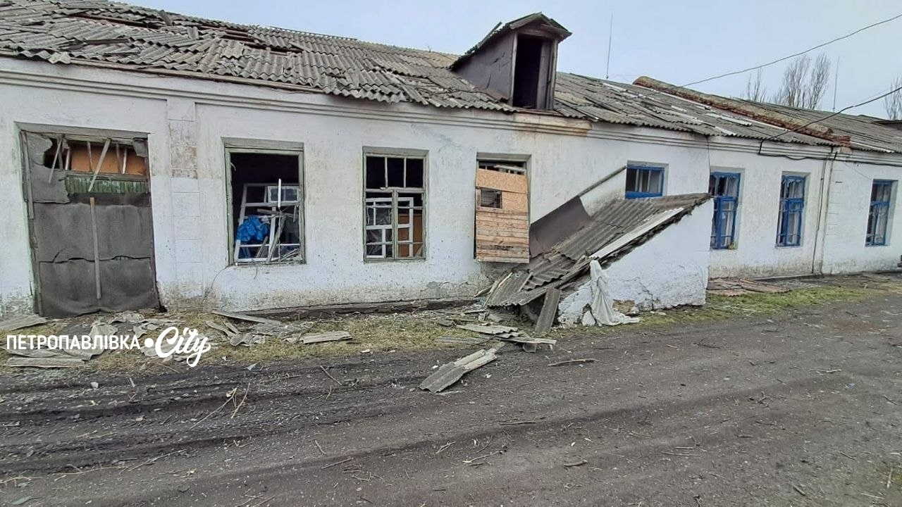 Удар по профтехучилищу та вантажівці: загинула людина під час атаки по Петропавлівській громаді