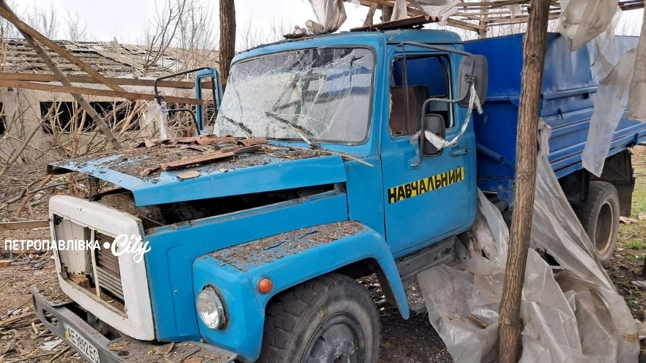 Удар по профтехучилищу та вантажівці: загинула людина під час атаки по Петропавлівській громаді