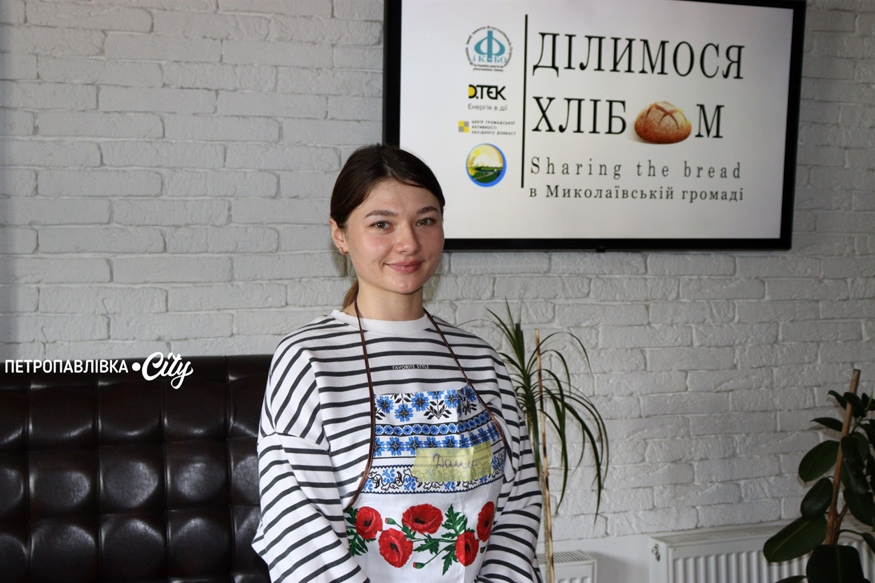 Ділимося хлібом: у Миколаївці дружини та матері військових ліпили смаколики для захисників (ВІДЕО)