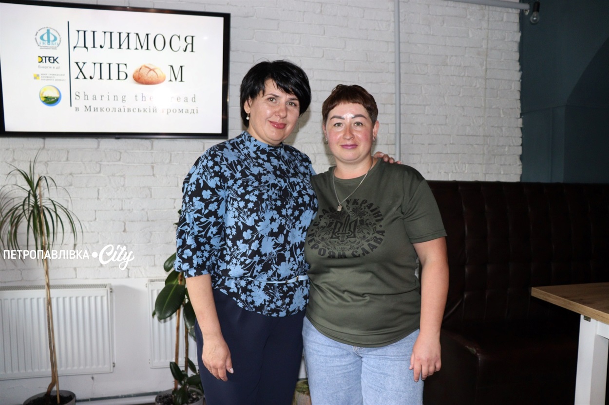 Ділимося хлібом: у Миколаївці дружини та матері військових ліпили смаколики для захисників (ВІДЕО)