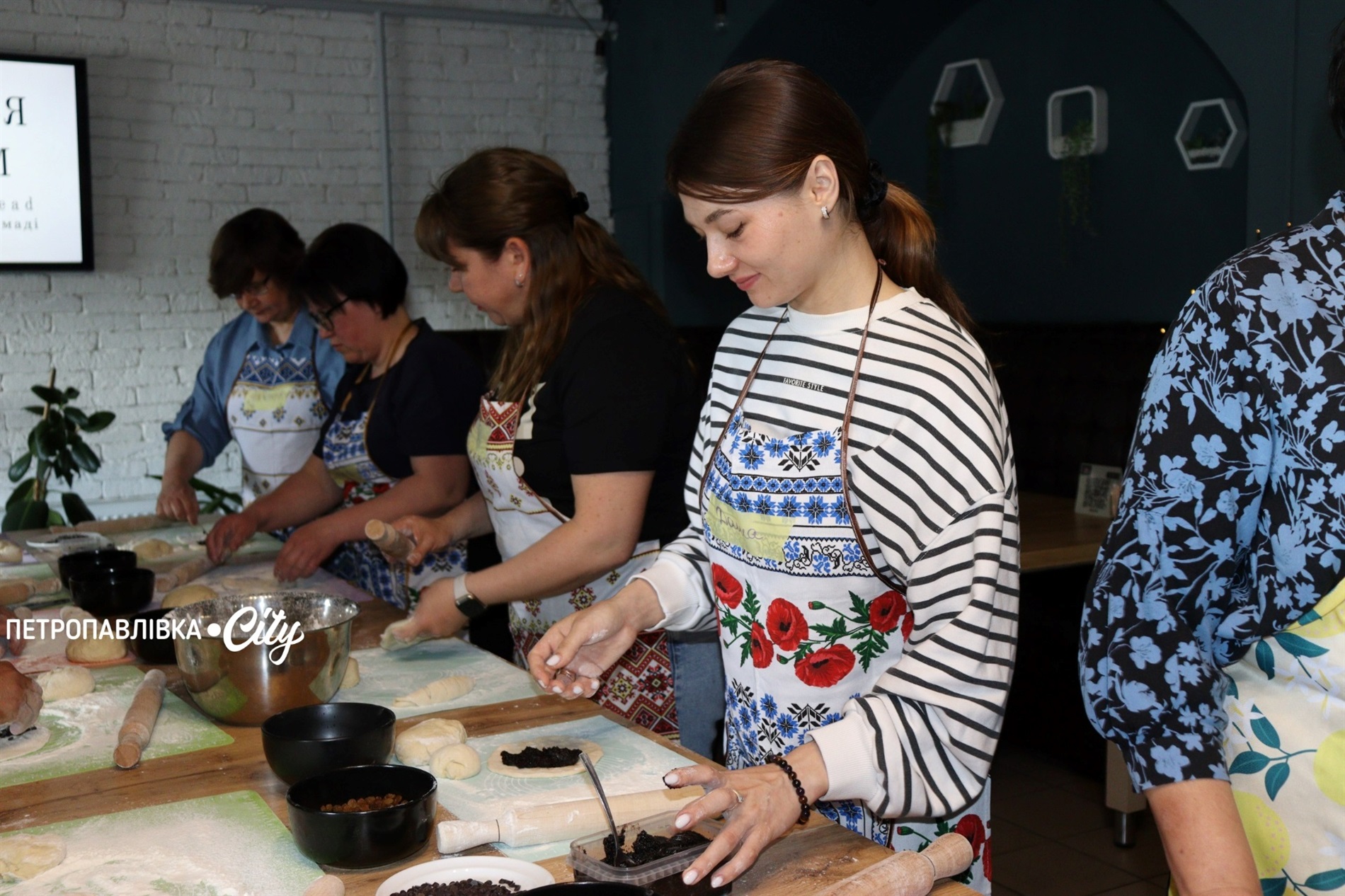 Ділимося хлібом: у Миколаївці дружини та матері військових ліпили смаколики для захисників (ВІДЕО)