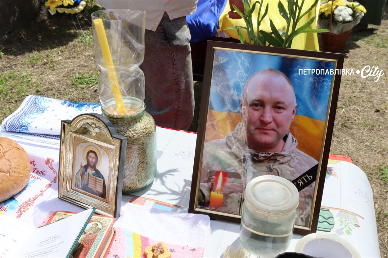 На щиті: у селі Хороше в останню путь провели Героя України Юрія Гопку (ВІДЕО)