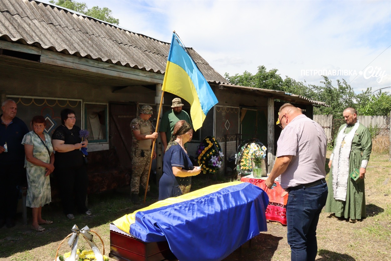 На щиті: у селі Хороше в останню путь провели Героя України Юрія Гопку (ВІДЕО)