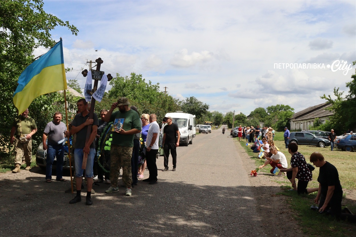 На щиті: у селі Хороше в останню путь провели Героя України Юрія Гопку (ВІДЕО)