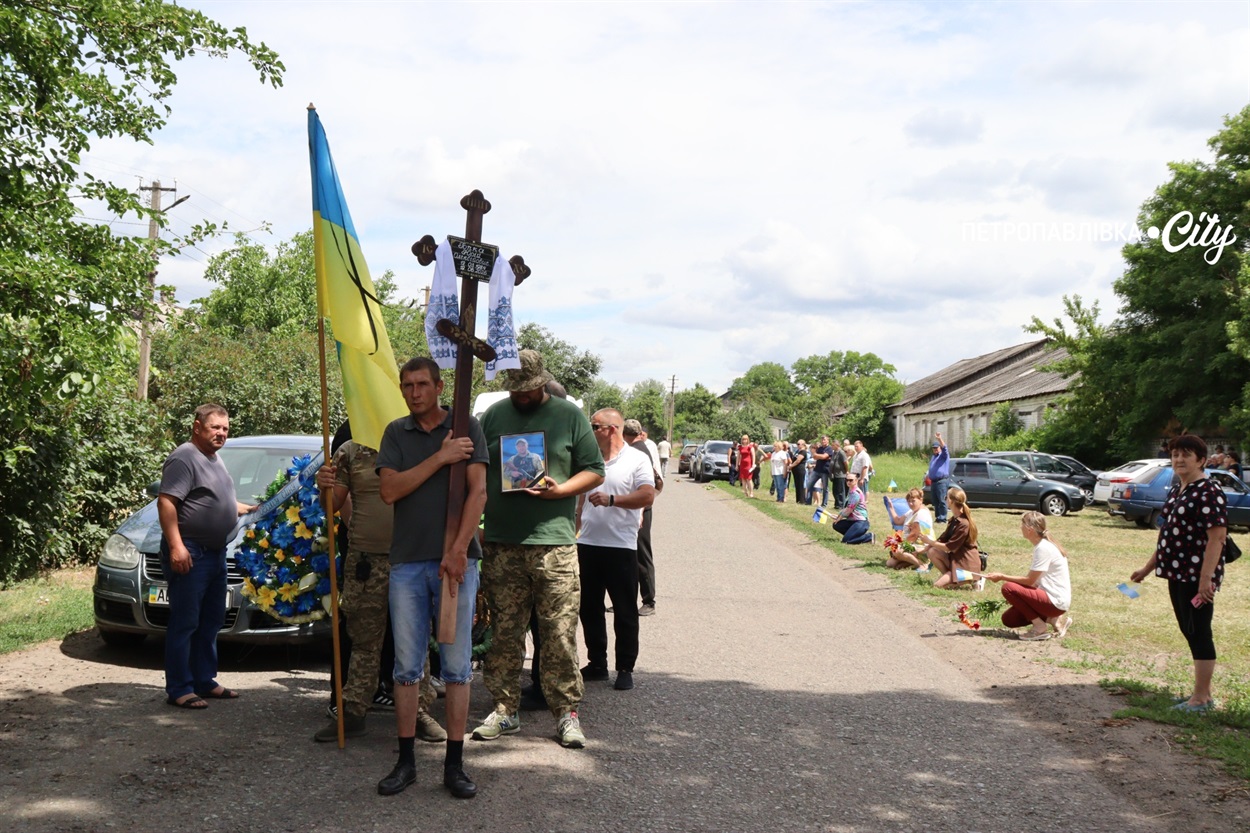 На щиті: у селі Хороше в останню путь провели Героя України Юрія Гопку (ВІДЕО)