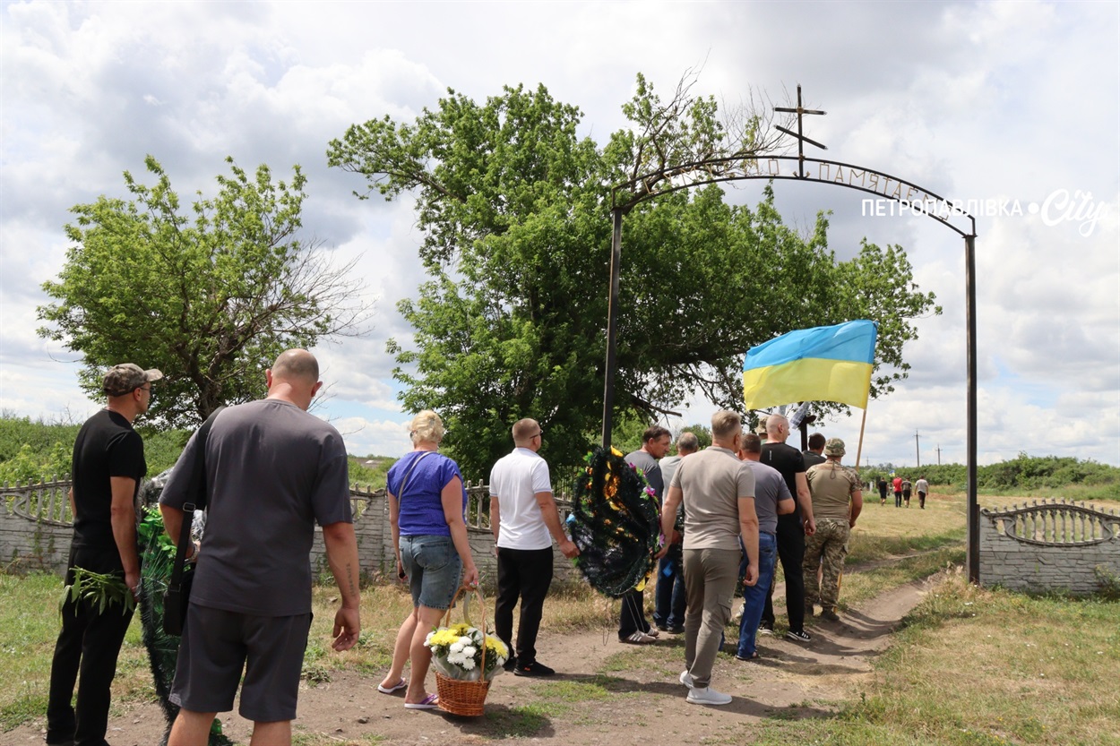 На щиті: у селі Хороше в останню путь провели Героя України Юрія Гопку (ВІДЕО)