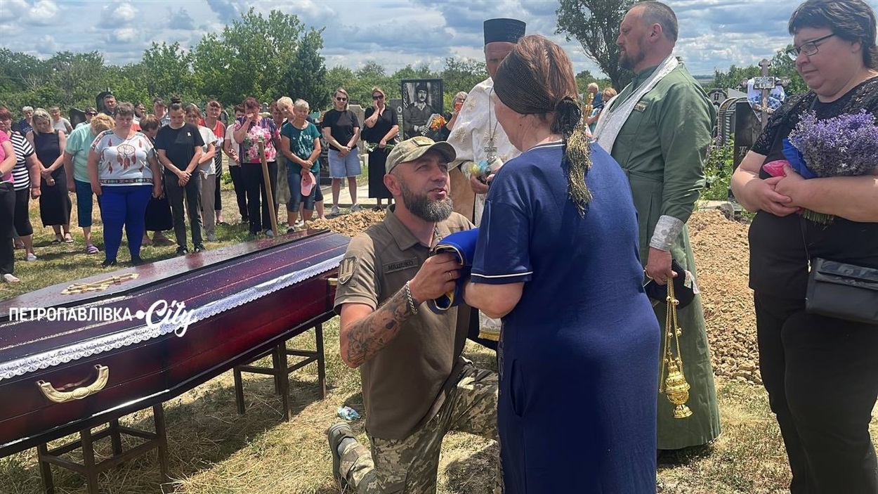 На щиті: у селі Хороше в останню путь провели Героя України Юрія Гопку (ВІДЕО)