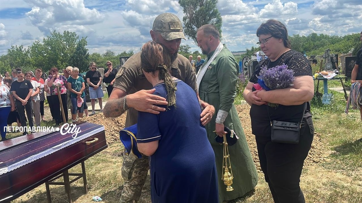 На щиті: у селі Хороше в останню путь провели Героя України Юрія Гопку (ВІДЕО)
