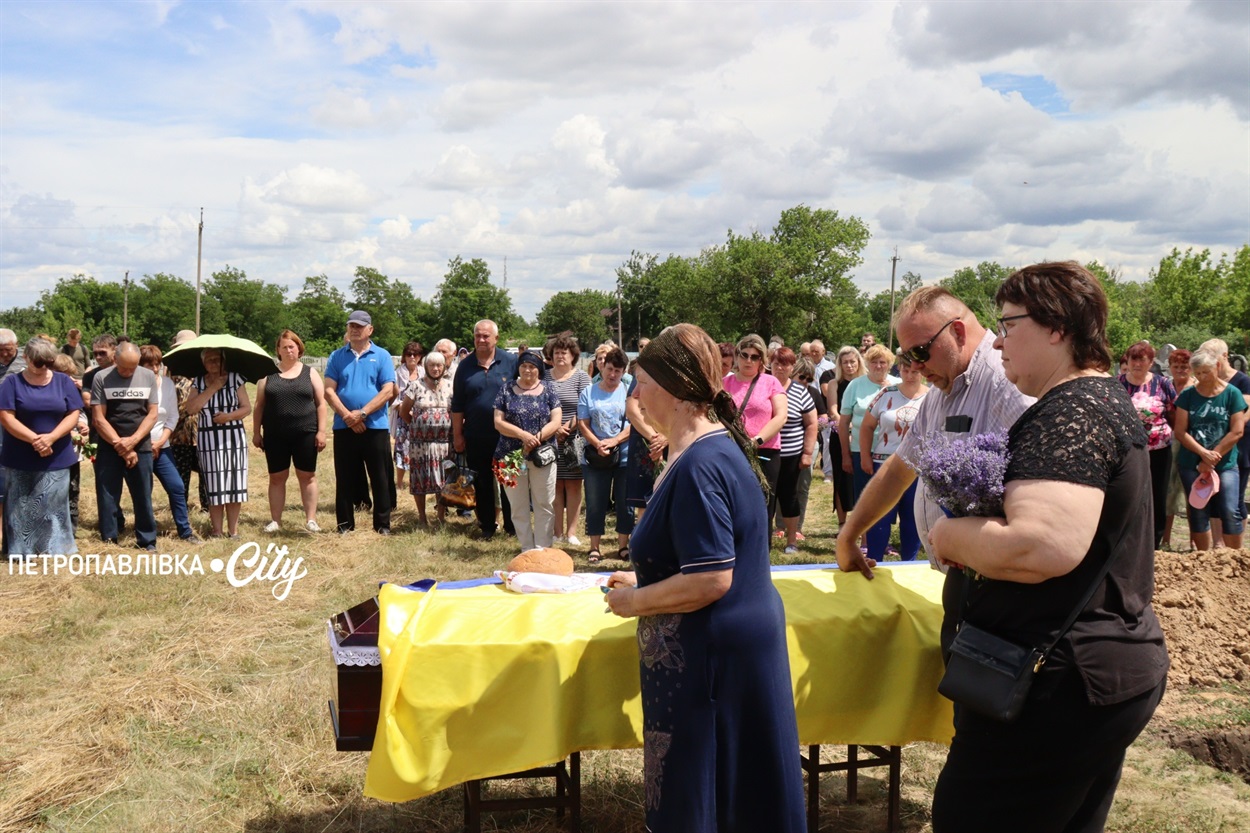 На щиті: у селі Хороше в останню путь провели Героя України Юрія Гопку (ВІДЕО)