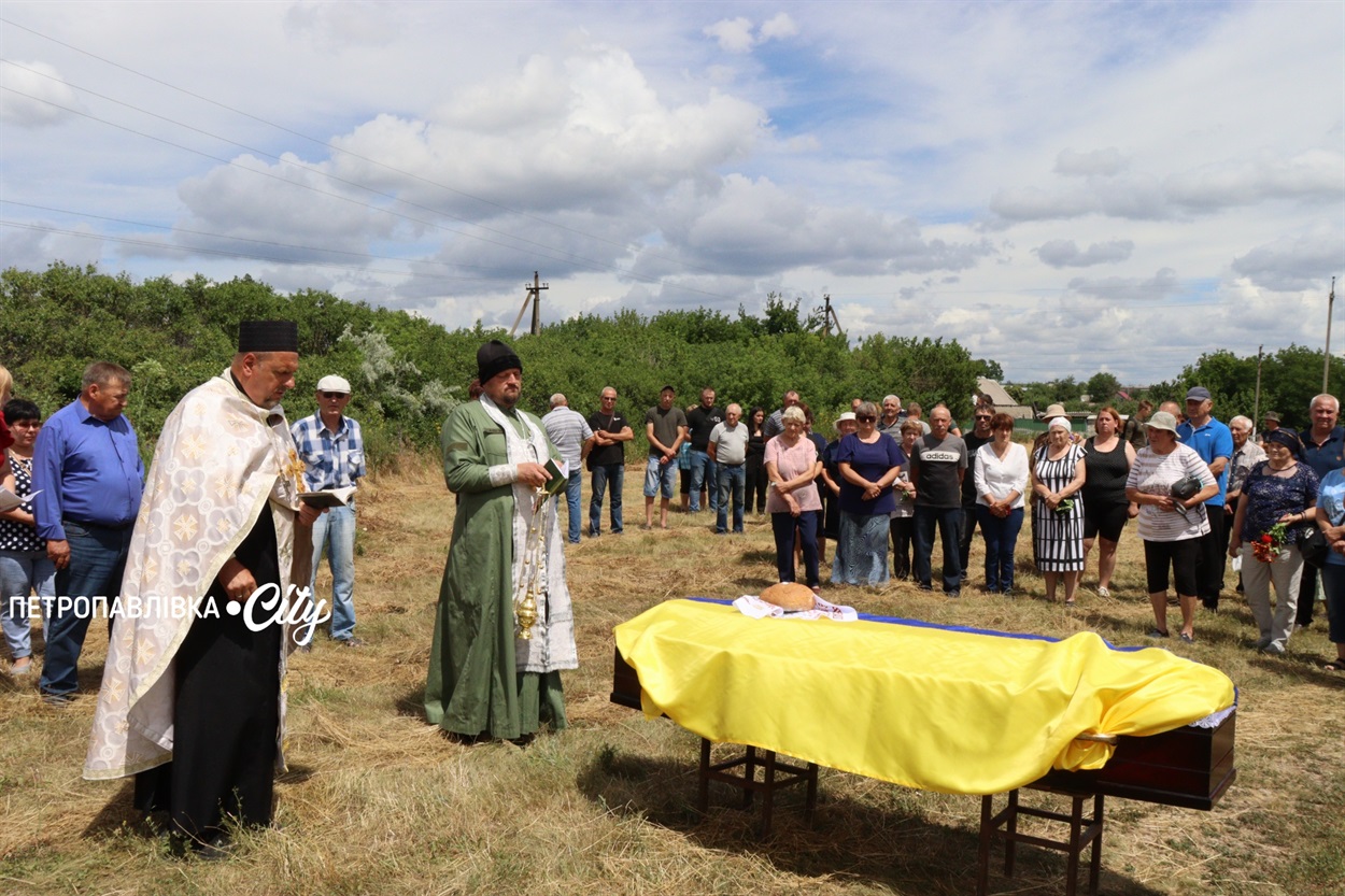 На щиті: у селі Хороше в останню путь провели Героя України Юрія Гопку (ВІДЕО)