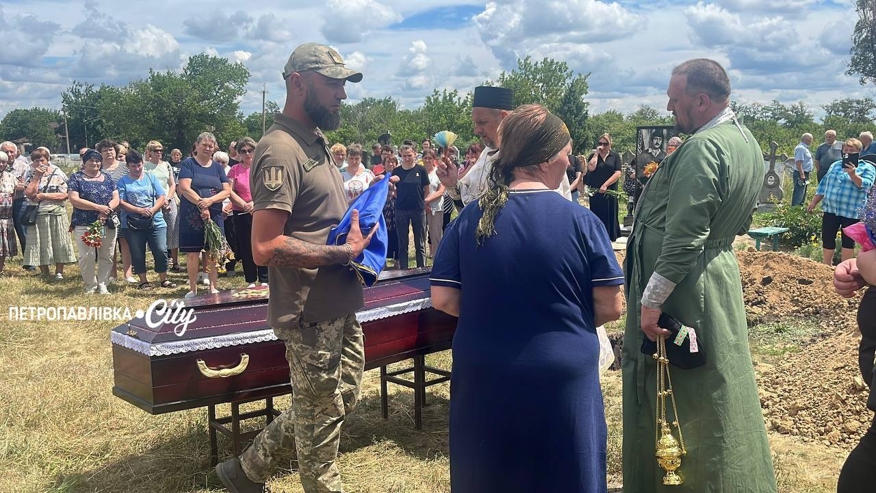 На щиті: у селі Хороше в останню путь провели Героя України Юрія Гопку (ВІДЕО)