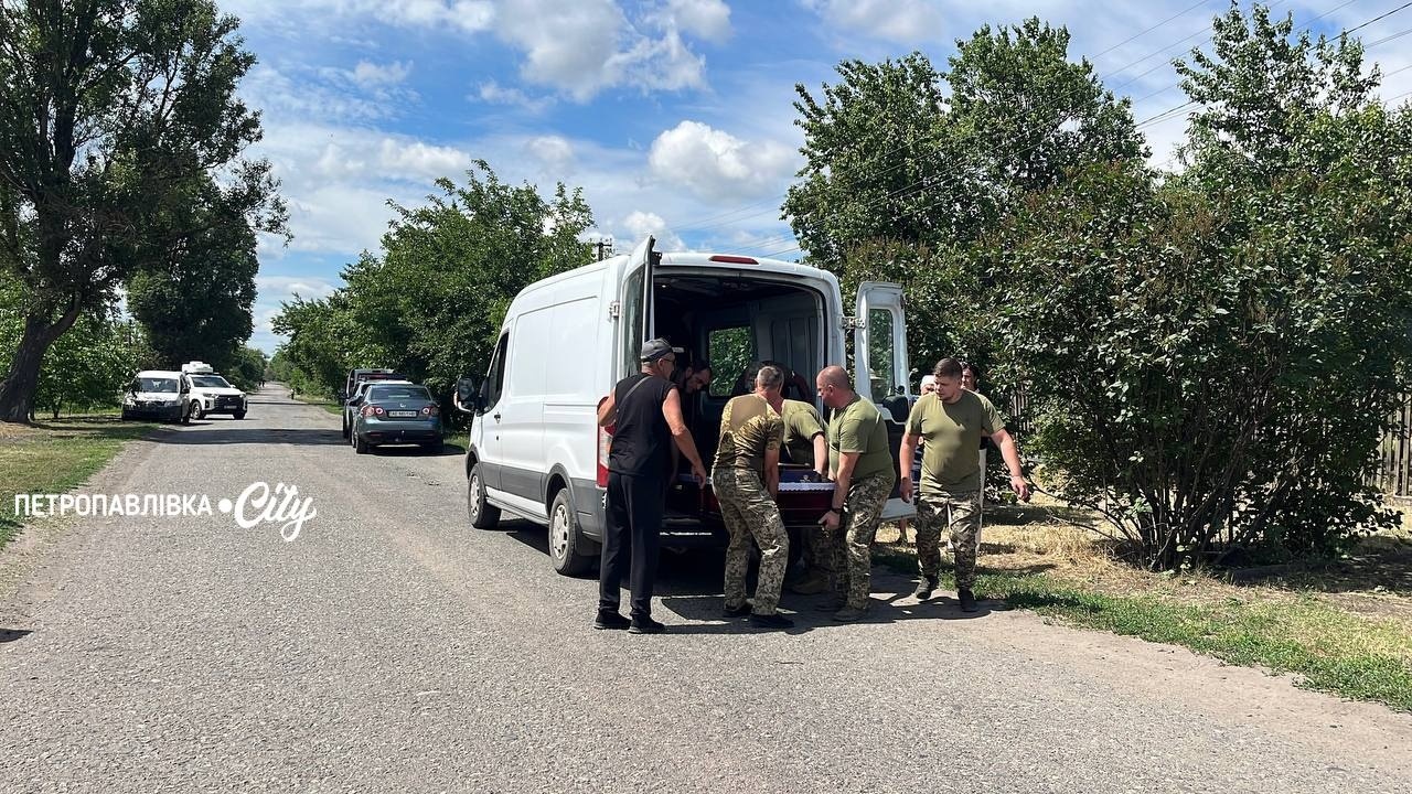 На щиті: у селі Хороше в останню путь провели Героя України Юрія Гопку (ВІДЕО)