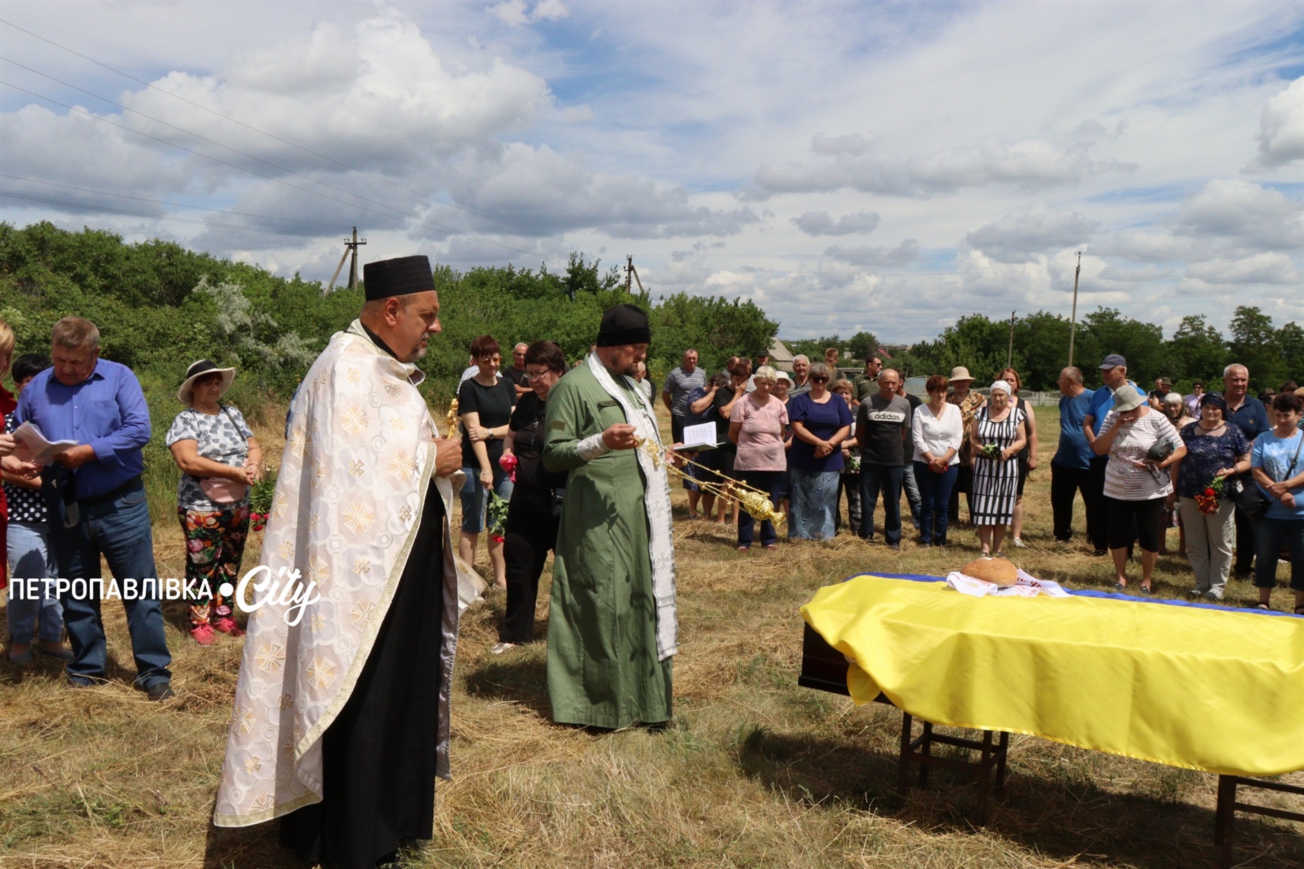 На щиті: у селі Хороше в останню путь провели Героя України Юрія Гопку (ВІДЕО)
