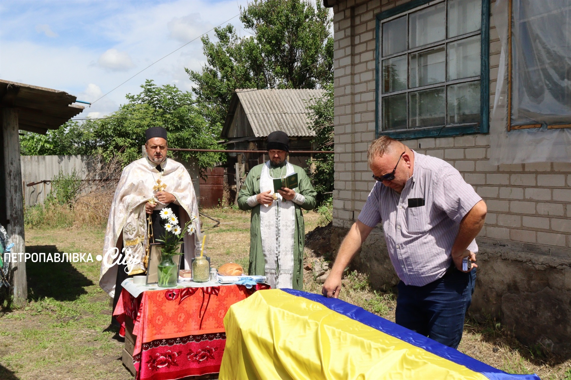 На щиті: у селі Хороше в останню путь провели Героя України Юрія Гопку (ВІДЕО)