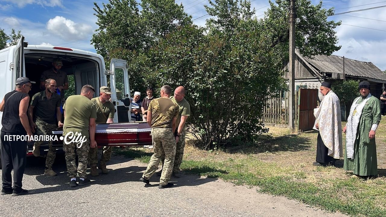 На щиті: у селі Хороше в останню путь провели Героя України Юрія Гопку (ВІДЕО)