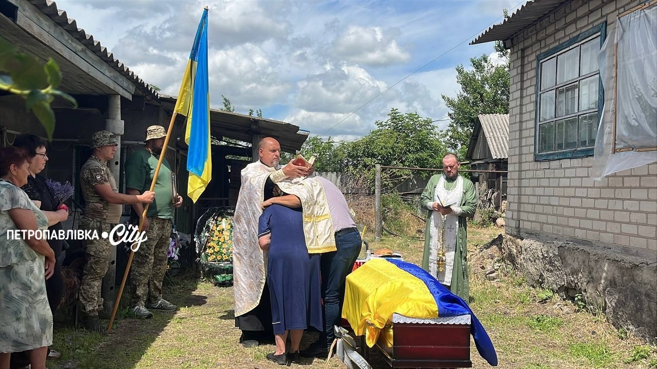 На щиті: у селі Хороше в останню путь провели Героя України Юрія Гопку (ВІДЕО)