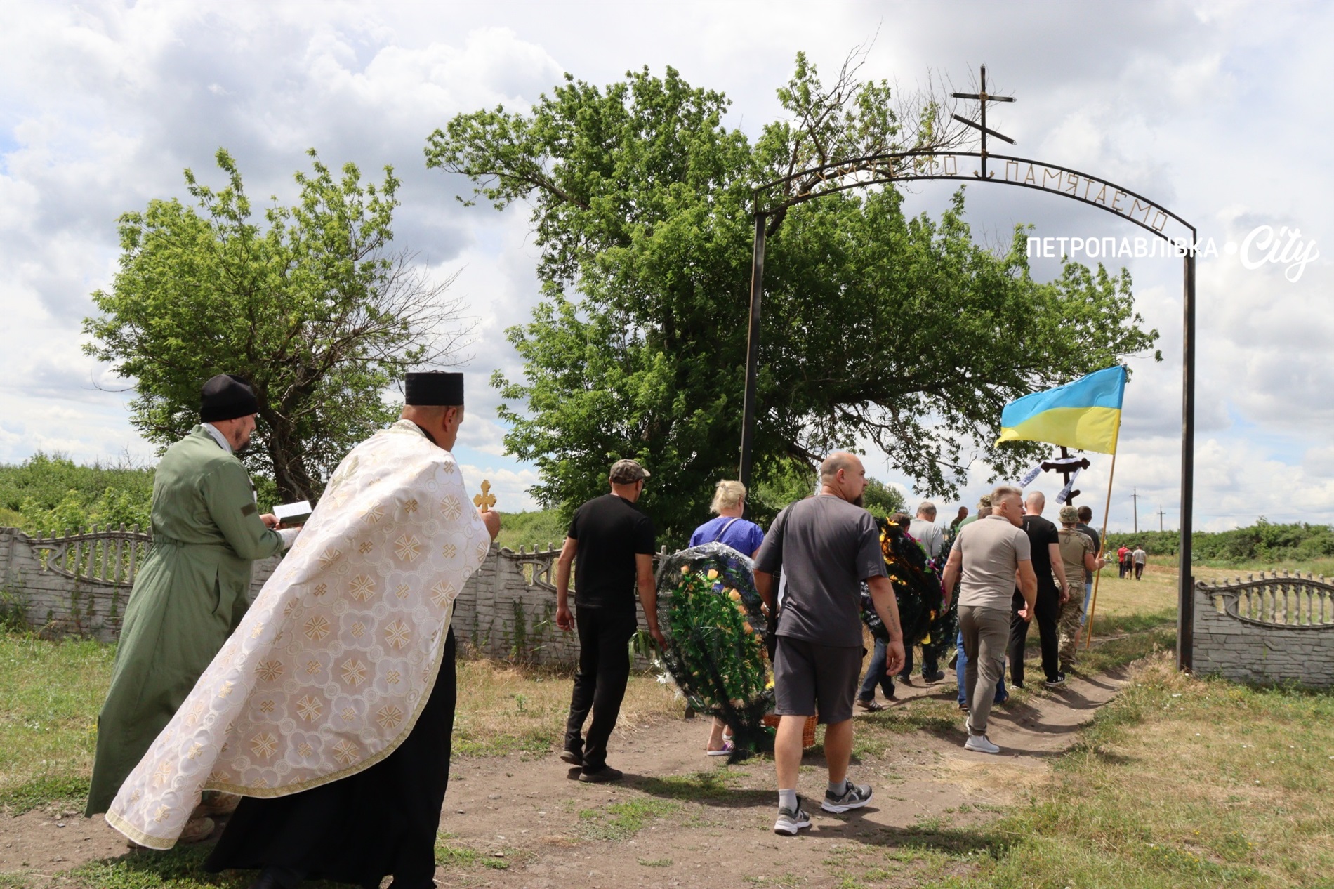 На щиті: у селі Хороше в останню путь провели Героя України Юрія Гопку (ВІДЕО)