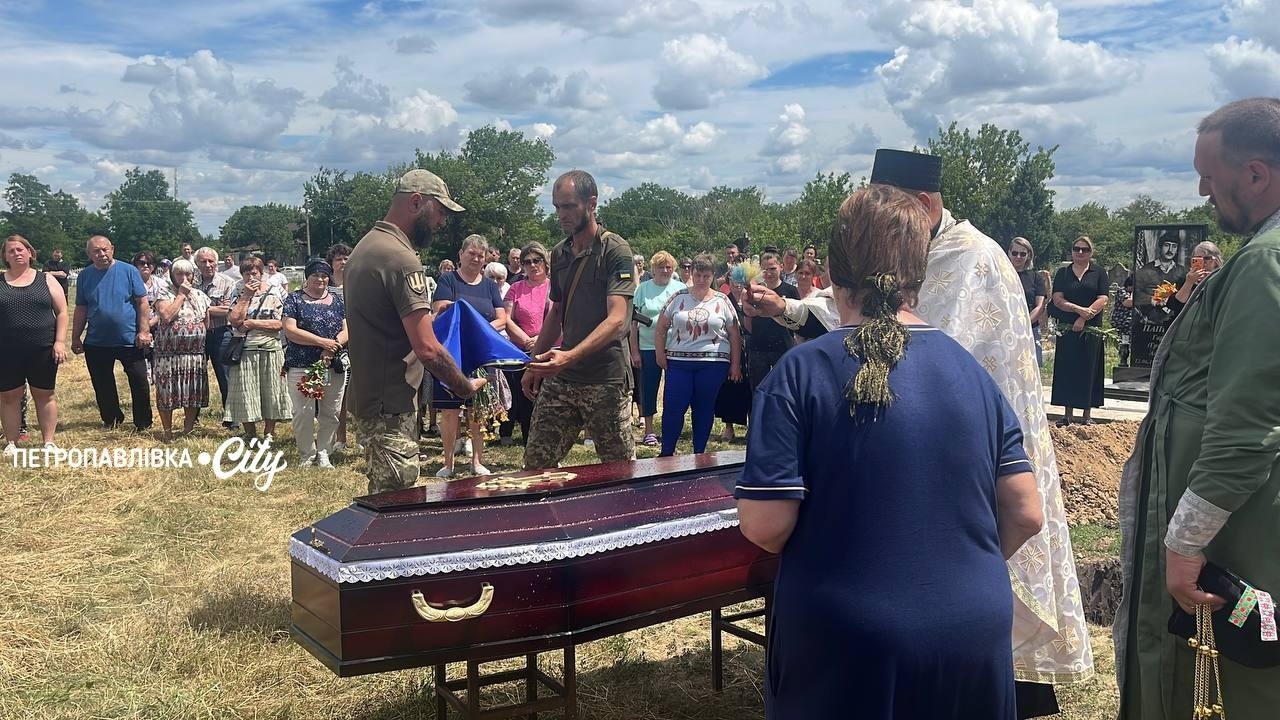 На щиті: у селі Хороше в останню путь провели Героя України Юрія Гопку (ВІДЕО)