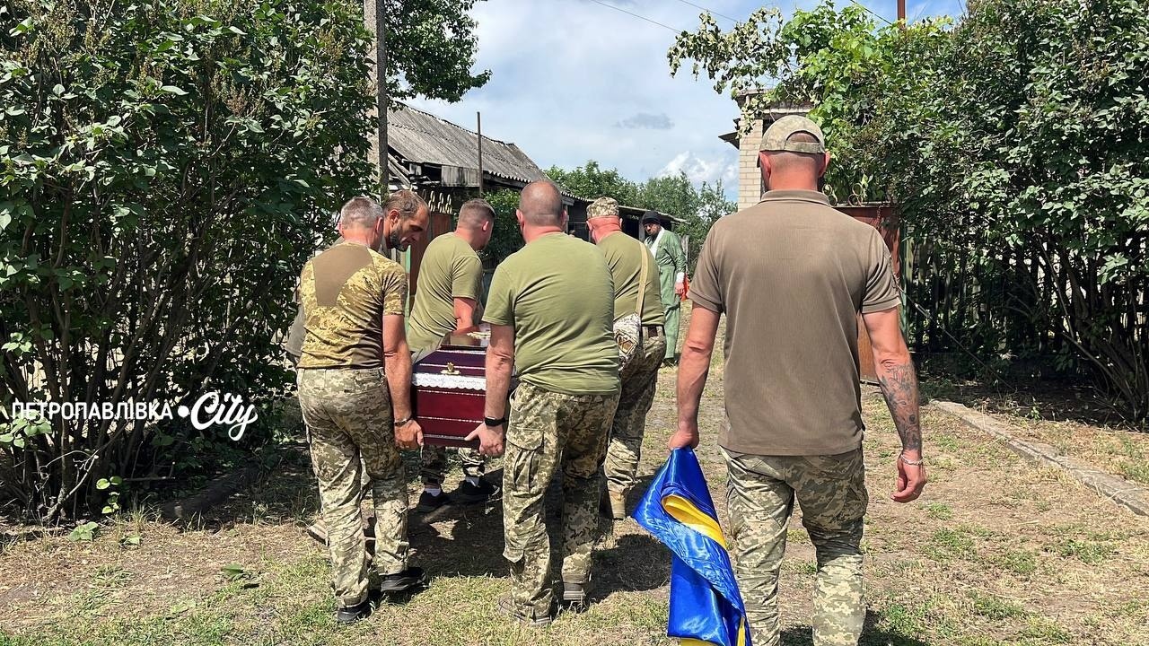 На щиті: у селі Хороше в останню путь провели Героя України Юрія Гопку (ВІДЕО)