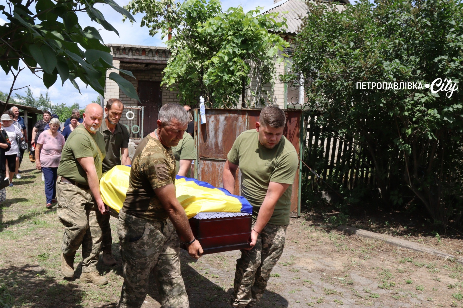 На щиті: у селі Хороше в останню путь провели Героя України Юрія Гопку (ВІДЕО)