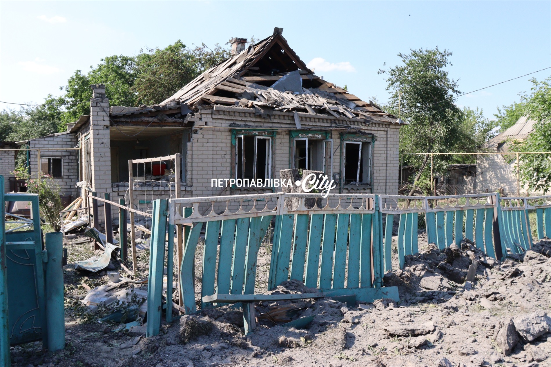«Як тепер жити?..» У селі Шевченка російські КАБи вбили семирічну Вероніку та знищили будинки мирних