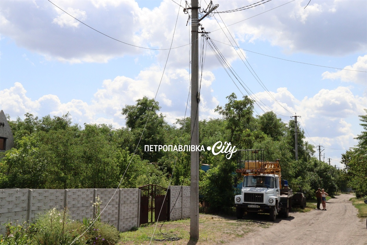 У Дмитрівці ворожа "Герань" впала посеред житлової вулиці: згоріли автомобілі, пошкоджено будинки