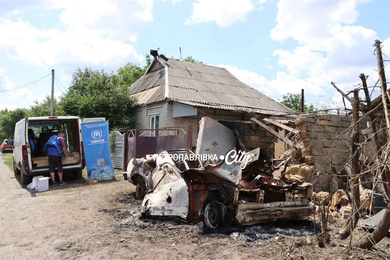 У Дмитрівці ворожа "Герань" впала посеред житлової вулиці: згоріли автомобілі, пошкоджено будинки
