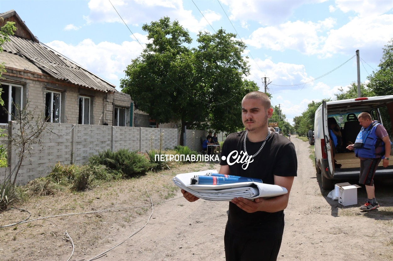 У Дмитрівці ворожа "Герань" впала посеред житлової вулиці: згоріли автомобілі, пошкоджено будинки