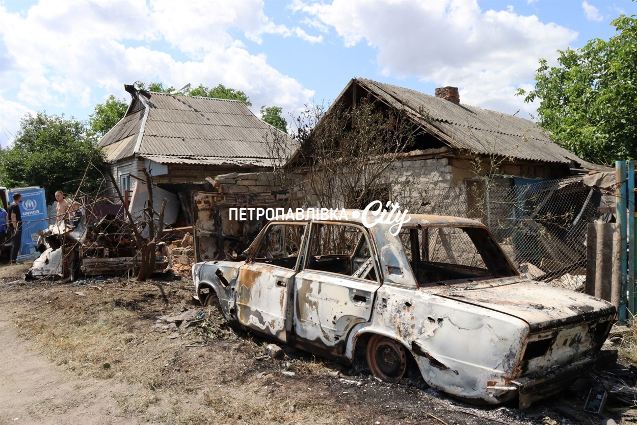 У Дмитрівці ворожа "Герань" впала посеред житлової вулиці: згоріли автомобілі, пошкоджено будинки