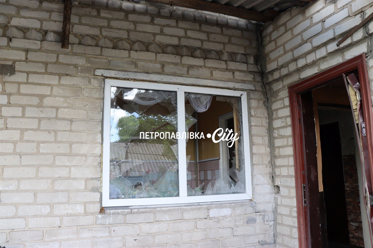 У Дмитрівці ворожа "Герань" впала посеред житлової вулиці: згоріли автомобілі, пошкоджено будинки