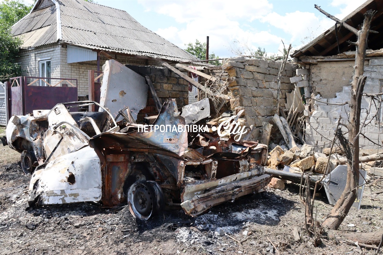 У Дмитрівці ворожа "Герань" впала посеред житлової вулиці: згоріли автомобілі, пошкоджено будинки