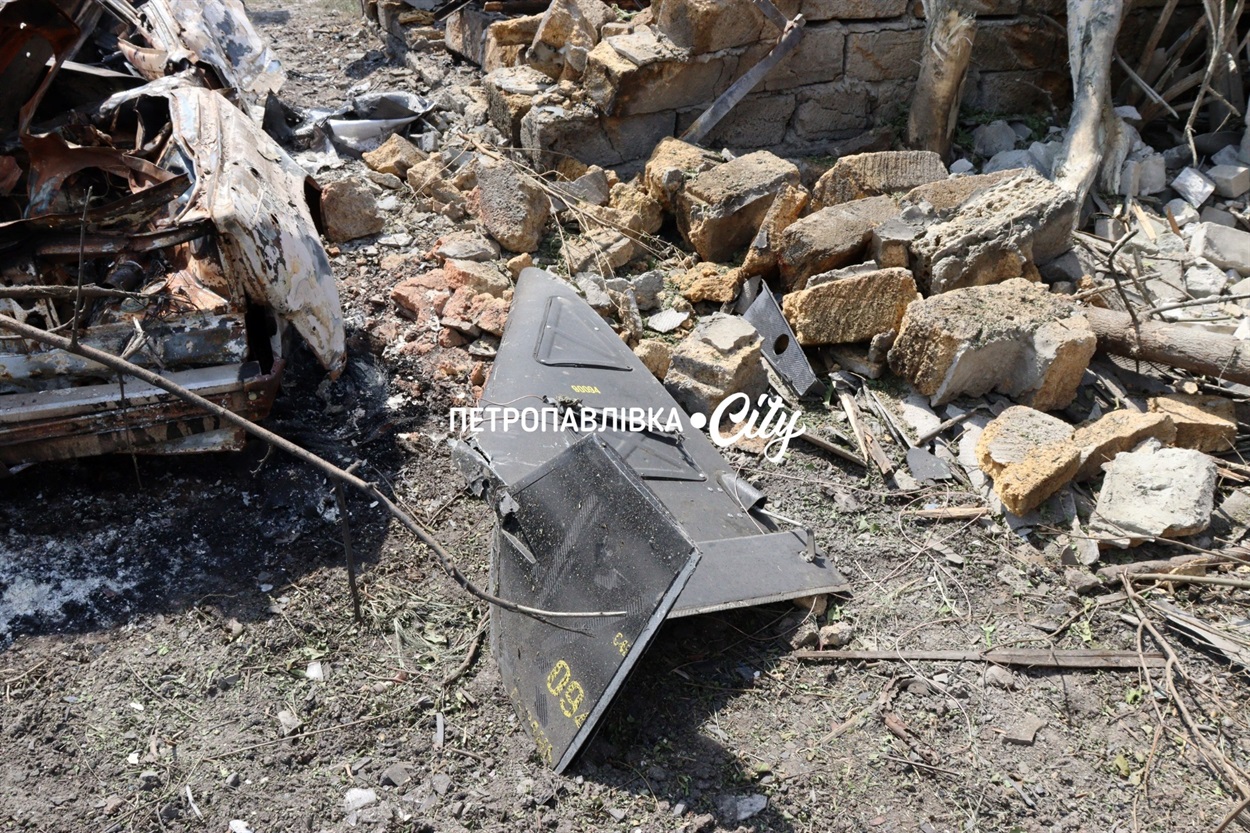 У Дмитрівці ворожа "Герань" впала посеред житлової вулиці: згоріли автомобілі, пошкоджено будинки