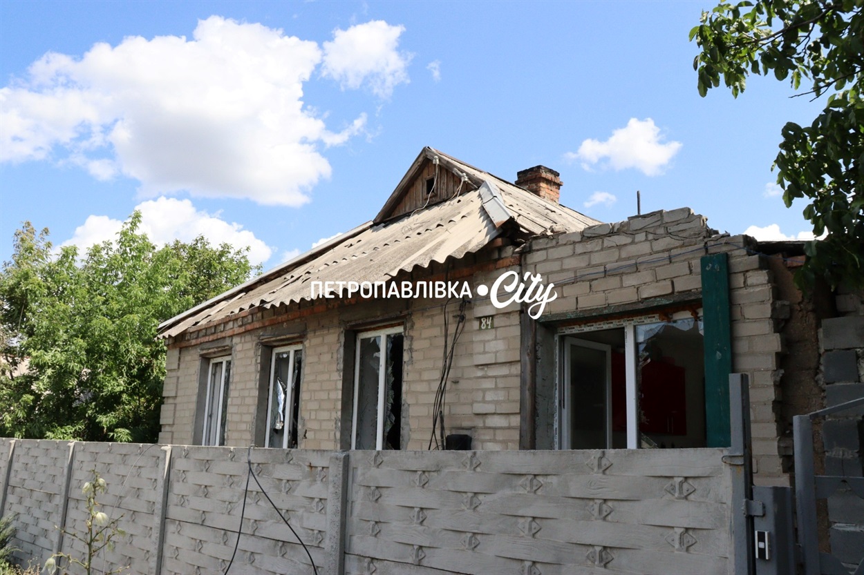 У Дмитрівці ворожа "Герань" впала посеред житлової вулиці: згоріли автомобілі, пошкоджено будинки