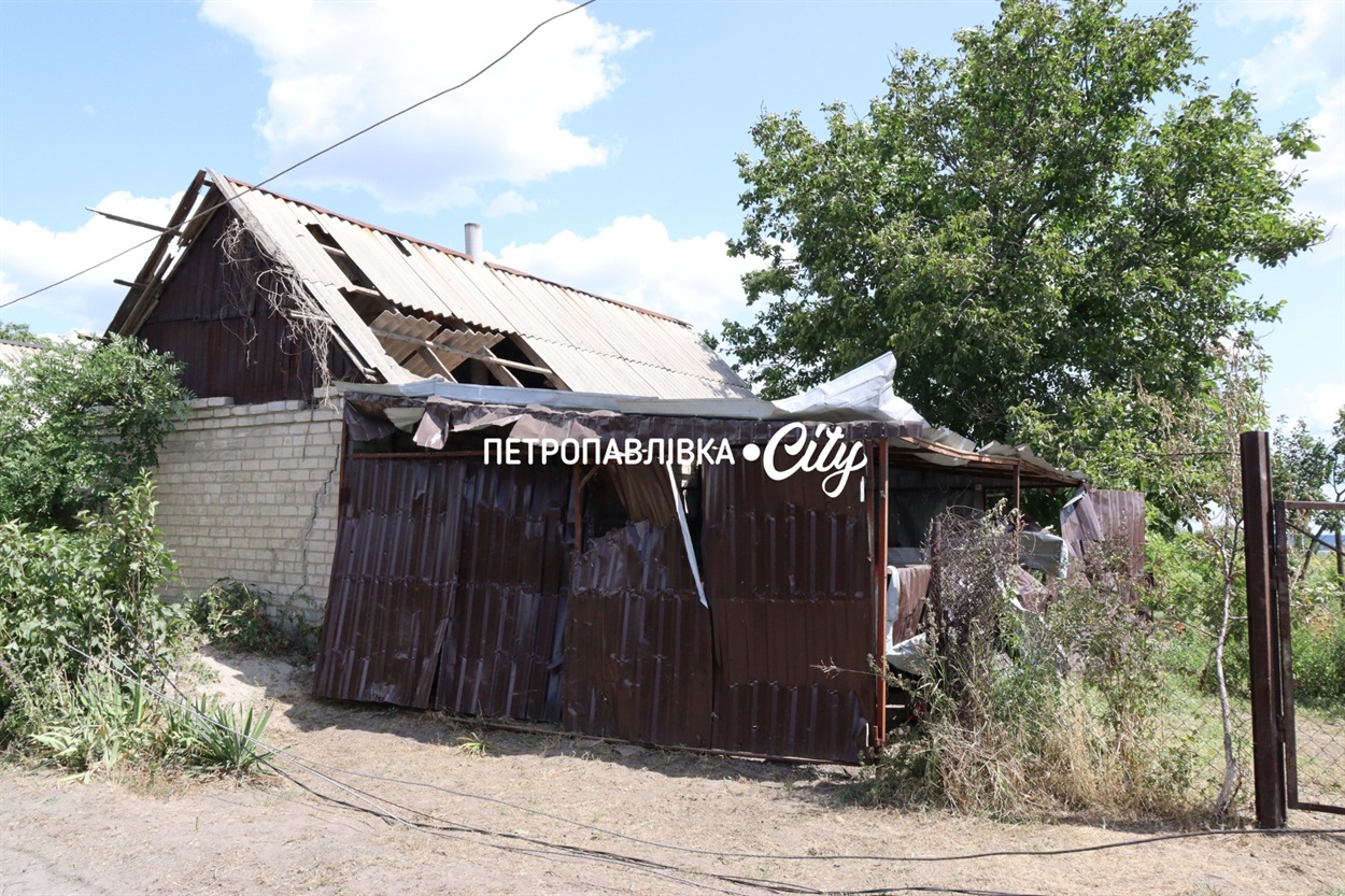 У Дмитрівці ворожа "Герань" впала посеред житлової вулиці: згоріли автомобілі, пошкоджено будинки