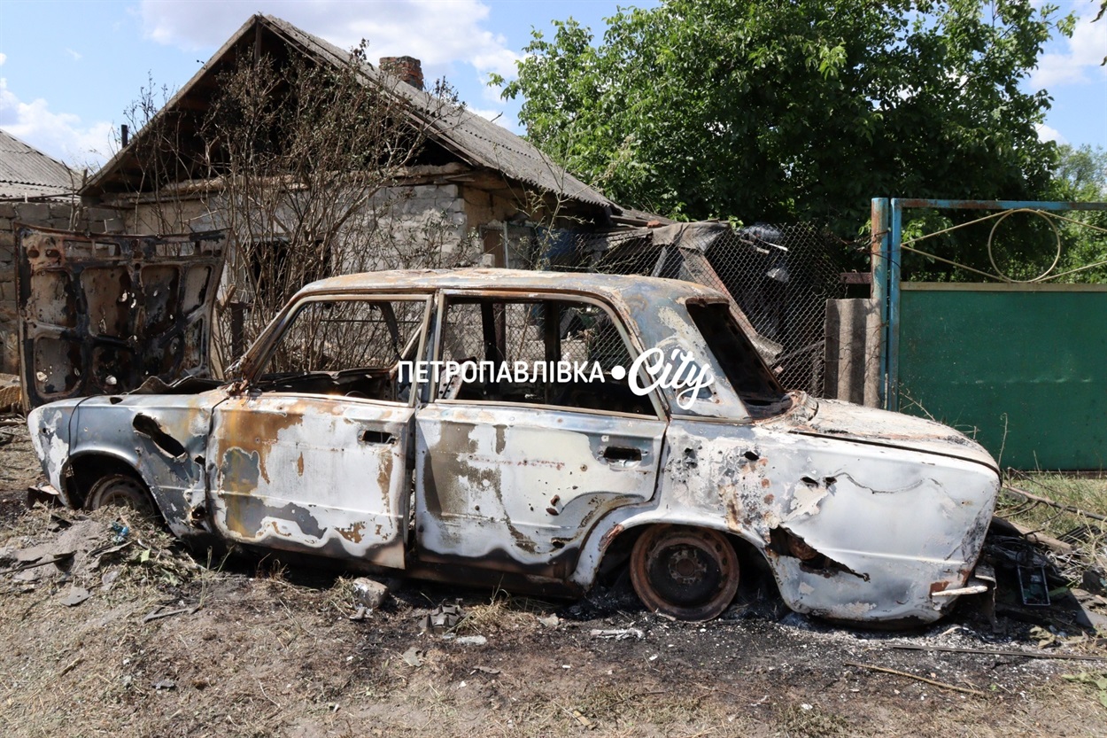 У Дмитрівці ворожа "Герань" впала посеред житлової вулиці: згоріли автомобілі, пошкоджено будинки