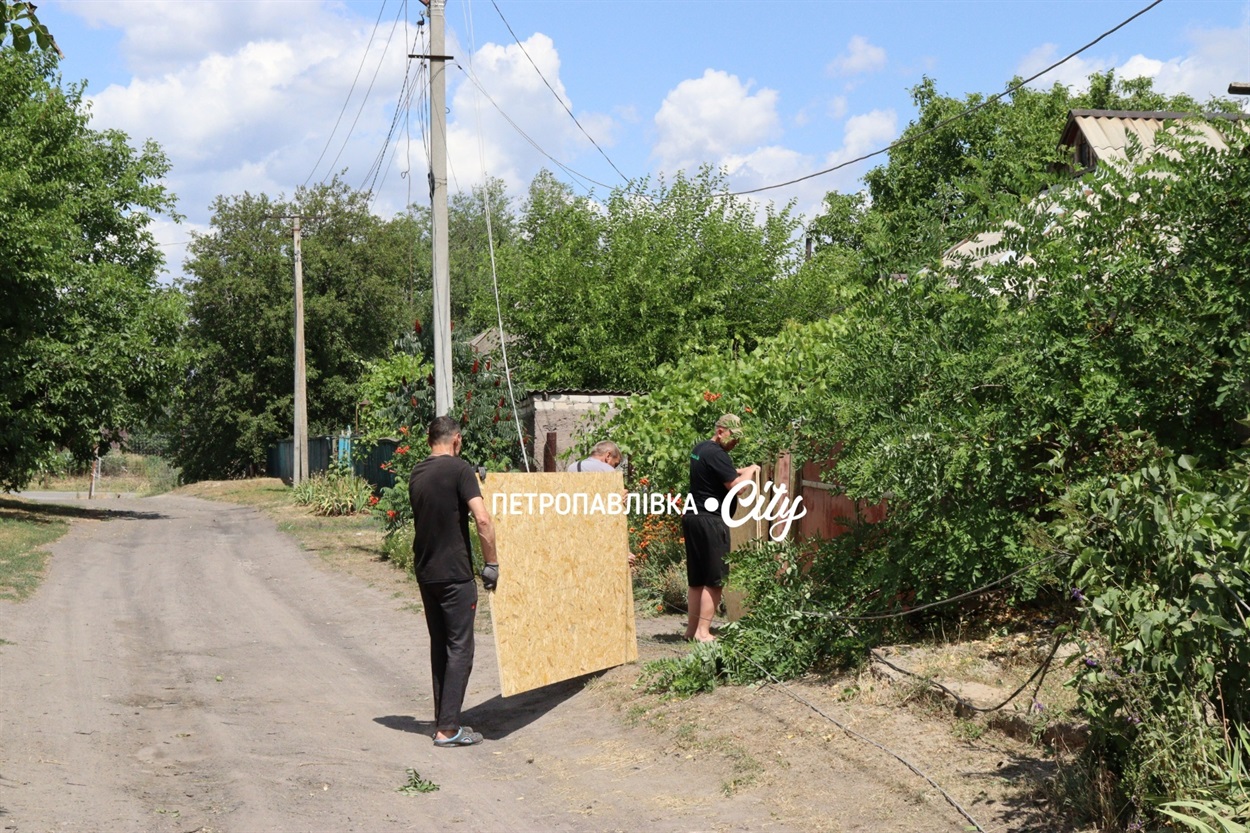 У Дмитрівці ворожа "Герань" впала посеред житлової вулиці: згоріли автомобілі, пошкоджено будинки