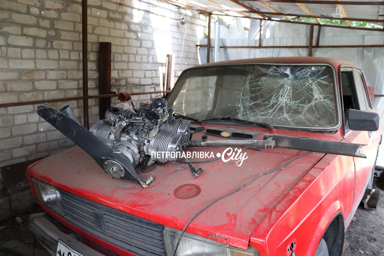 У Дмитрівці ворожа "Герань" впала посеред житлової вулиці: згоріли автомобілі, пошкоджено будинки