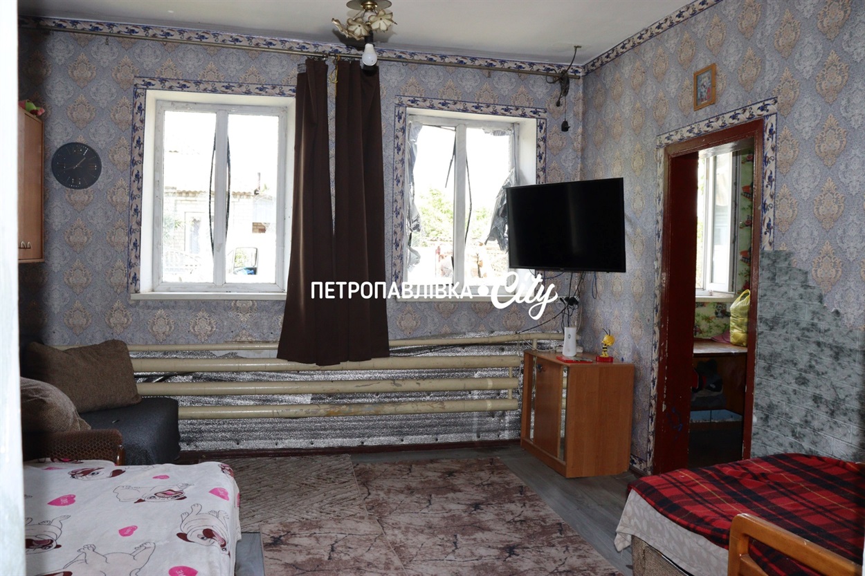 У Дмитрівці ворожа "Герань" впала посеред житлової вулиці: згоріли автомобілі, пошкоджено будинки