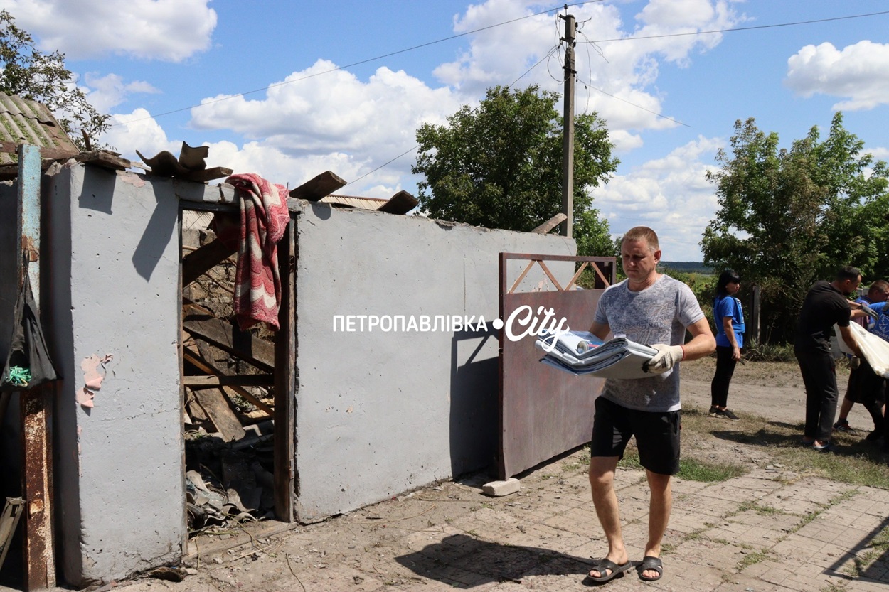 У Дмитрівці ворожа "Герань" впала посеред житлової вулиці: згоріли автомобілі, пошкоджено будинки
