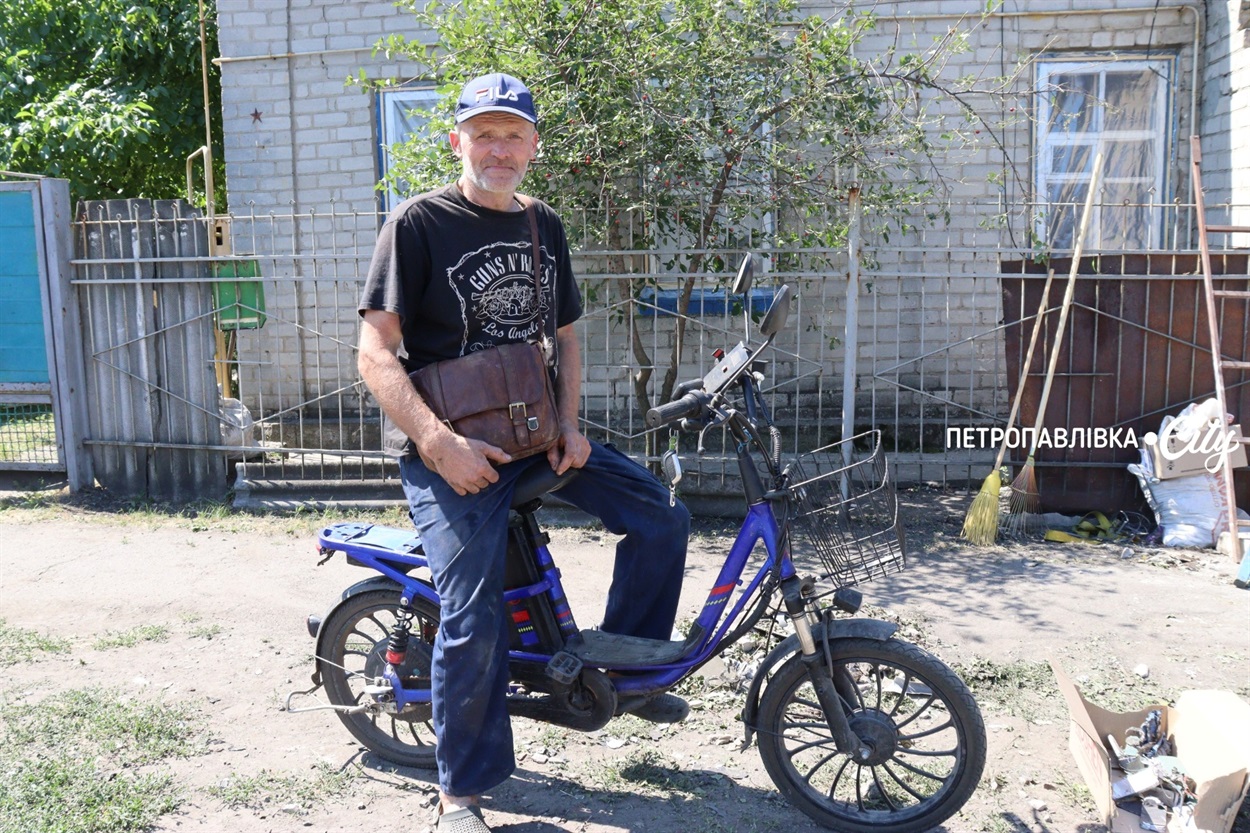 «Війна війною, а порядок має бути». Як шахтар із Петропавлівки власноруч покращує своє селище