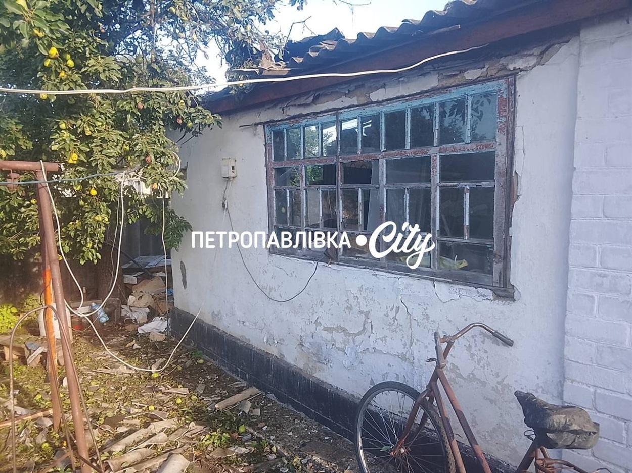У Самарському ворожий дрон влучив у житловий будинок: мешканці ліквідовують наслідки