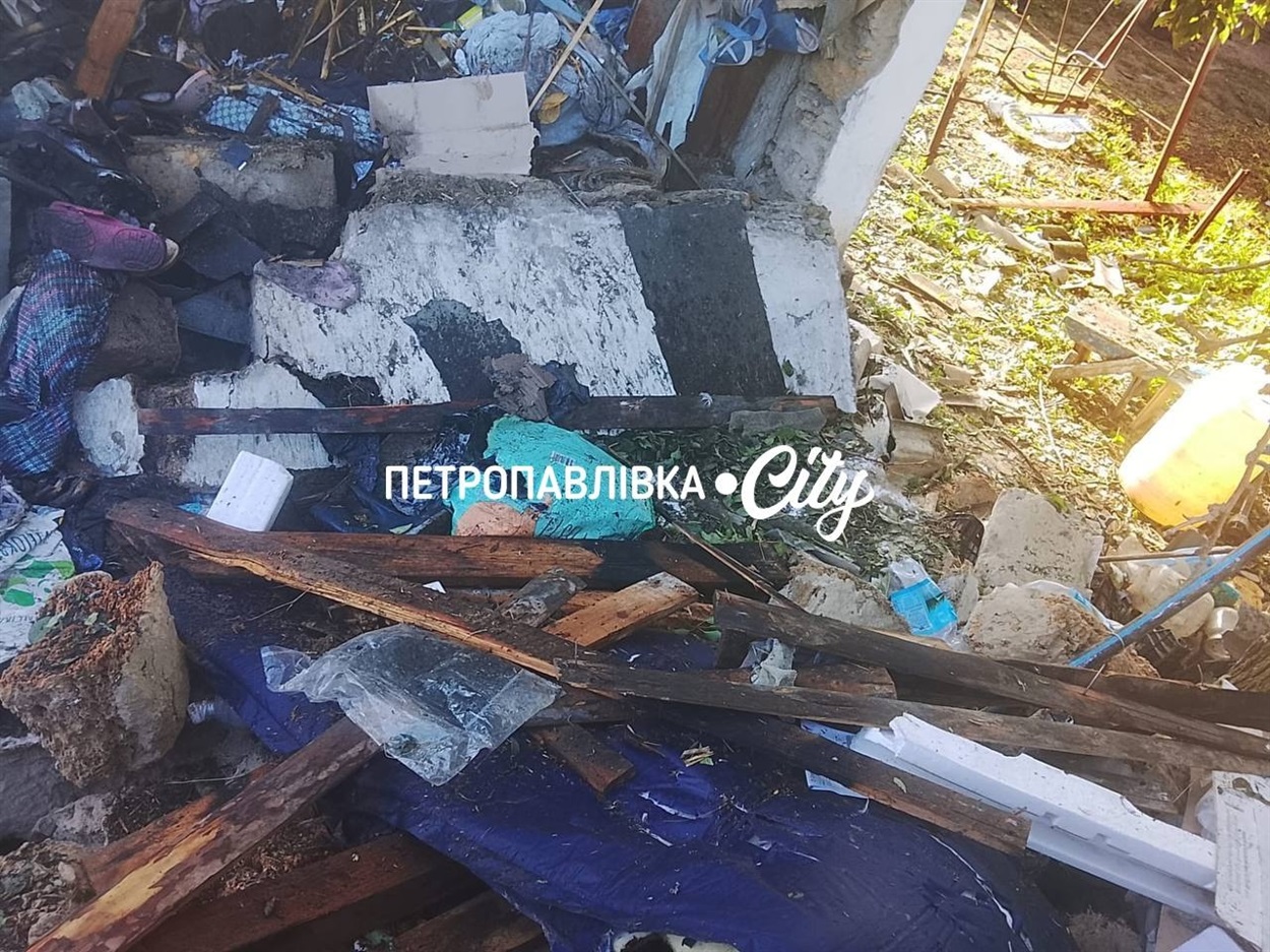 У Самарському ворожий дрон влучив у житловий будинок: мешканці ліквідовують наслідки